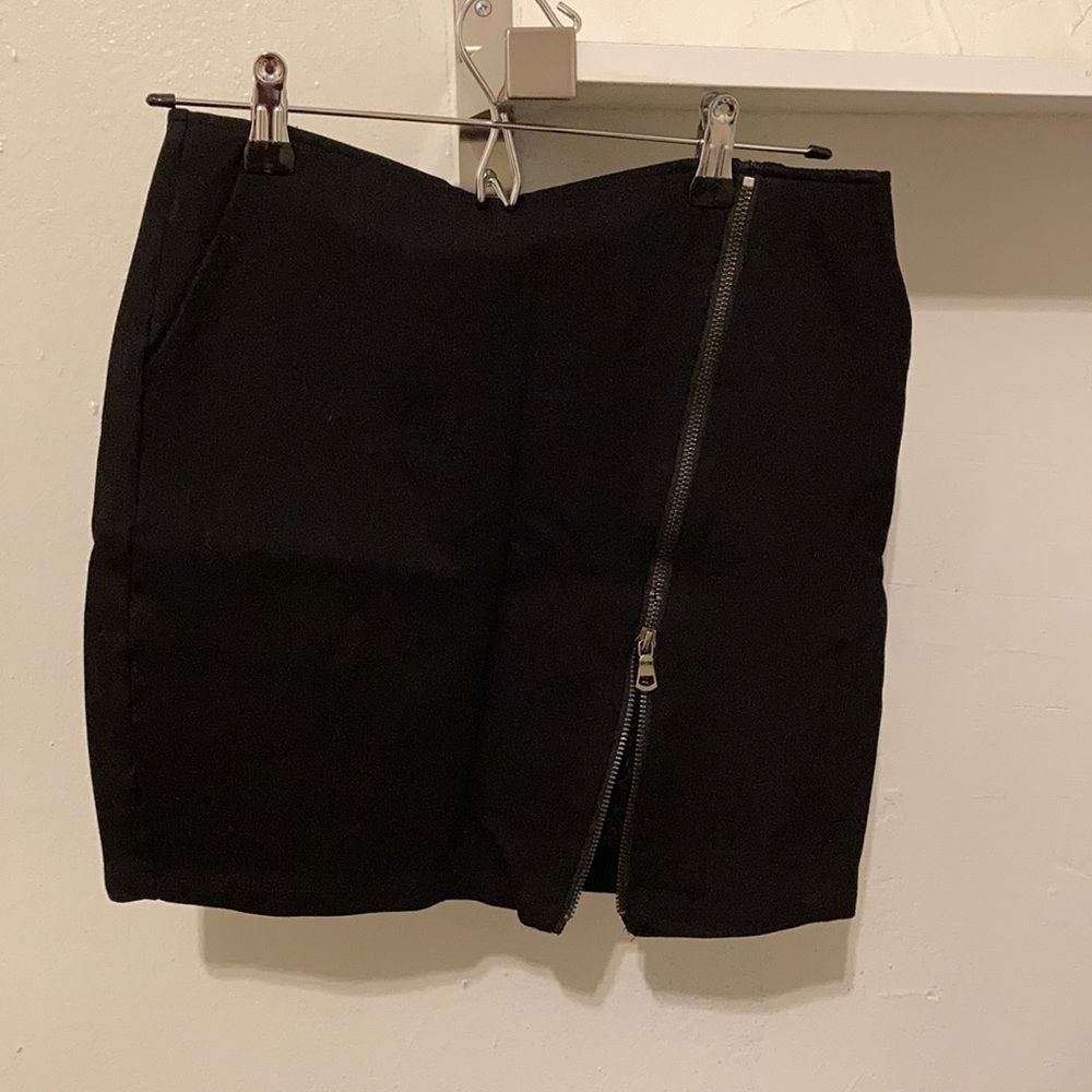 Chic Black Skirt